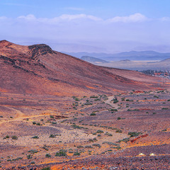 Передгір'я Атлаських гір: кам'яниста пустеля закінчується, гори наближаються.