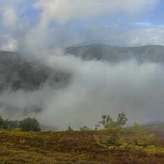 Хмари ходять-походжають, хмари в очі заглядають - куди це ти, пане, - питають.