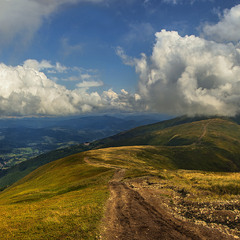 Від хмари до хмари дорога лежить і біжить. - Хмари плачуть, а сонце сміється. - Бувааає.
