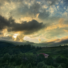 Після тривалого дощу сонце проти ночі пильно глипнуло на скуйовджені патлаті хмари і засміялося.