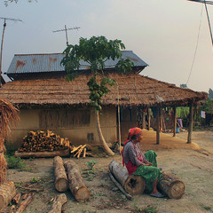 На околиці села Чітван життя триває: сонце сідає, бабуся - відпочиває і про щось  журиться.