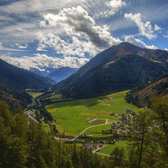 Попід хмарАми, поміж горами, понад лісами, полями, хатами й церквами лине стежка ця.