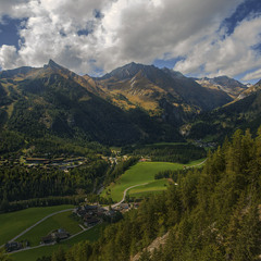 Село під горою під вечір.