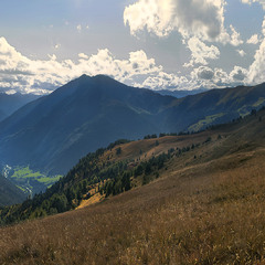Долиною глибокою кудись вона біжить під вечір, річка, ондо-о далечее-еенько внизу.