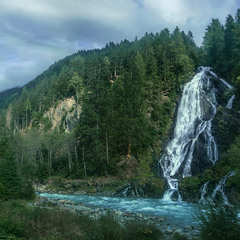 - Вода, яка біжить - зворушує, а вода, яка падає - надихає! - Угу.