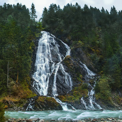 Коси розпустила, ні з ким не ходила - кого захотіла, того й полюбила!