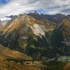 Хмари поступово обступили гори і доли, далекі й близькі, лише сонце приємно блимає крізь них.