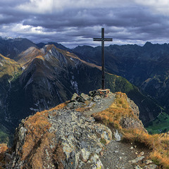 Увечері ще хмарненько з проясненячком, та на дощ - вже збирається потихесеньку.