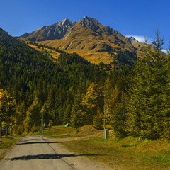 І біжить тонкою стрічков дорога до твого села,- трета хата від моста, моя адреса дуже проста.