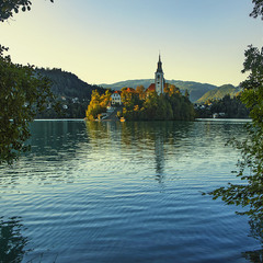 Сонце заходить, вОди темніють.