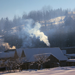 Село Пилипець поступово зігрівається - сонцем і дровами.