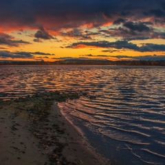 Сонце заховалося, а небо - як запалало було, так і палає ще досі! Хоча й тьмяніє вже потихесеньку.