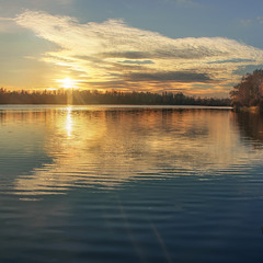 Коли сіяння вечірнє настає, люде чомусь радіють, а потім зітхають - кожен про щось своє.