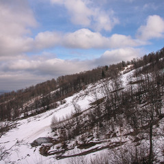 Весна прилетіла з хмарками в Карпати. Сніг тане.