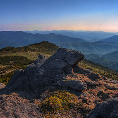 Світає, край неба палає. А там десь за горами, де сонечко сяє, там моя голубка з жалю завмирає.