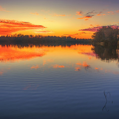 Сонце заховалося, а небо - засвітилося-запалало аж засліпило.
