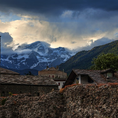 Гори й мури поруч вже багато тисяч років. Аоста це - місто, а ото Альпи італійські, Монте Б'янко.