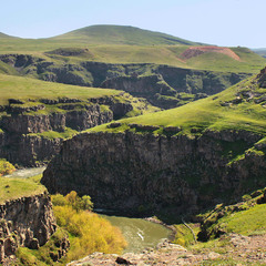 Тече річечка невеличечка. Кордон між Туреччиною і Вірменією проходить по дну каньйону.
