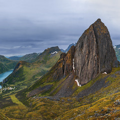 Дощик крапає дрібненький із сумного неба, скелі й камені під ногами стають підступно слизькими