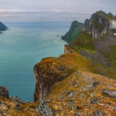 Поміж урвищами, скелями, каменями, над блакитною водою під похмурим небом дощик крапає дрібненький.