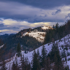 Зима щойно прилетіла в гори, на село Бистрець крізь хмари поглянуло сонечко.
