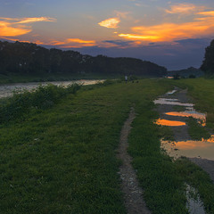Берегом стрімкої річки Уж дорога до сонця пролягла була проти ночі в серпні після дощу.