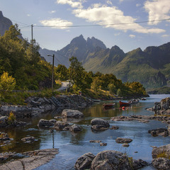 Край берега, у затишку, прив'язані човни.