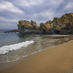Скелі на березі окіяну живуть тисячі років. Але не мільнони ж.
