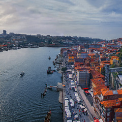 Вечір вже опускається на місто й транспортні комунікації.