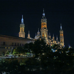 Катедральний собор в Сарагосі з мосту над  річкою Ебро такий-о: якось доля закинула серед ночі.