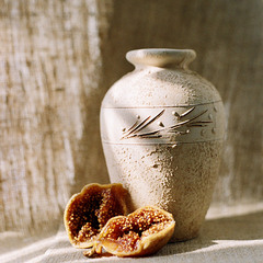 Vase and figs