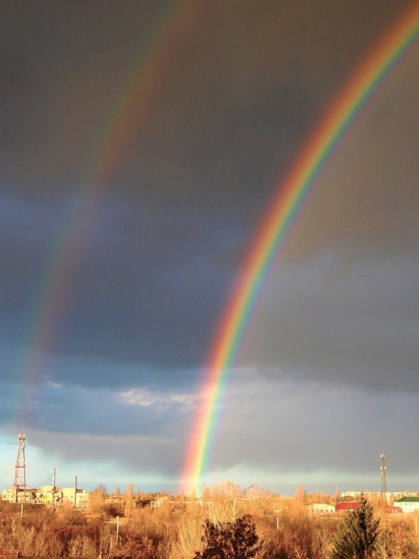 Winter rainbow. Радуга зимой. Бывает Радуга зимой. Бывает ли Радуга зимой. Зимняя Радуга фото.