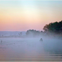 Рибалка туманним ранком.