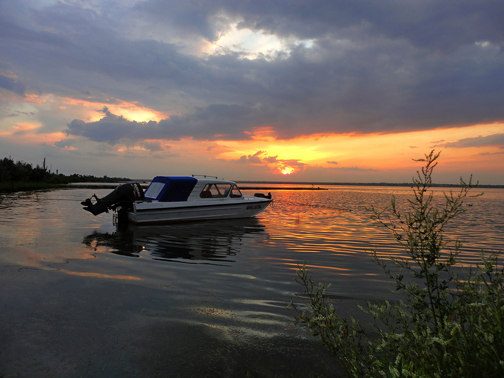 Пейзаж с моторной лодкой