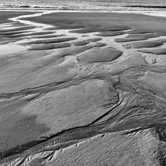 Вода рисует на песке