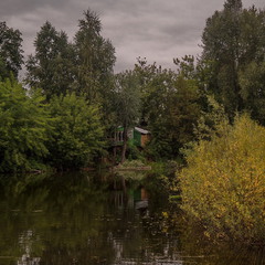 Зеленый домик у воды
