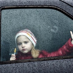 Девочка в окне автомобиля