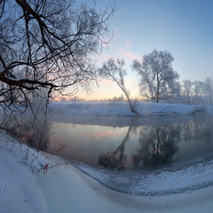 Холодно на речке утром