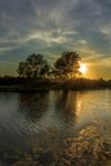 Золотий захід сонця на озері