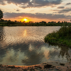 Захід сонця на озері