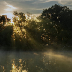 Схід сонця на озері