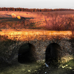 Старый мост в лучах заката