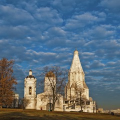 Церковь Вознесения Господня и колокольня церкви Георгия Победоносца в Коломенском