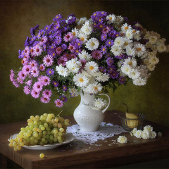 С виноградом и букетом осенних цветов