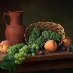 С виноградом и персиками