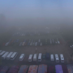 Рассветный туман на автостоянке