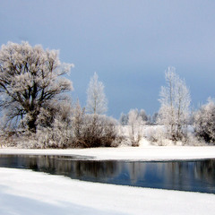 По зимней реке.