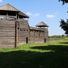 Репліка оборонної стіни городища княжої доби