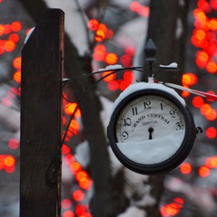 Уличные часы в Киеве зимой