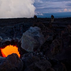 Фотографы на потоке лавы вулкана
